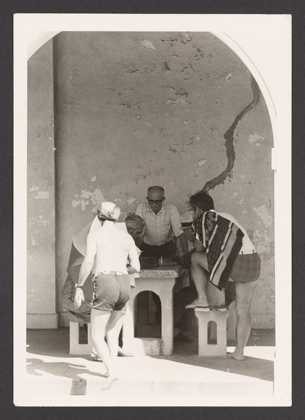 Chess players at south wall of Bondi Pavilion alcoves.