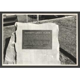 Plaque "Barnett Level Place"