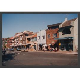 Bronte Rd, Bronte beach, shops and flats.
