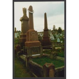 Grave of Oscar Eliason, "Dante the great", Magician.