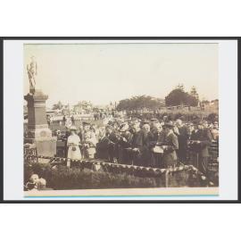 Soldiers Memorial - unveiling of roll of honour by Sir Ronald Munro Ferguson, Governer General of Australia. Also in attendance Lady Ferguson, Alderman H. W. F. Rogers. Mayor of Waverley, Mr C. W. Oakes M. L. A. and colonel James Macarthur onslow M. L. A.