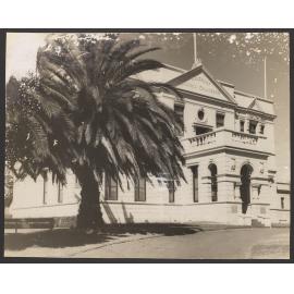 Front entrance of Waverley Council chambers.